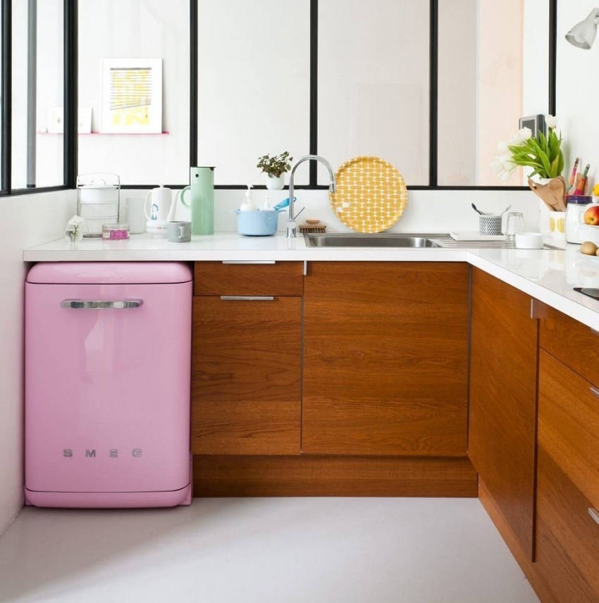 אחת הדרכים הטובות ביותר להרחיב חזותית את המטבח היא להשתמש במחיצות שקופות במקום בקירות. אחת הדרכים הטובות ביותר להרחיב חזותית את המטבח היא להשתמש במחיצות שקופות במקום בקירות.