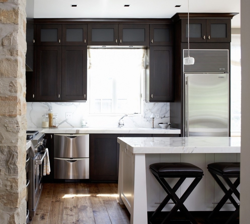 Големият отворен прозорец е ключът към доброто осветление в малка кухня Големият отворен прозорец е ключът към доброто осветление в малка кухня