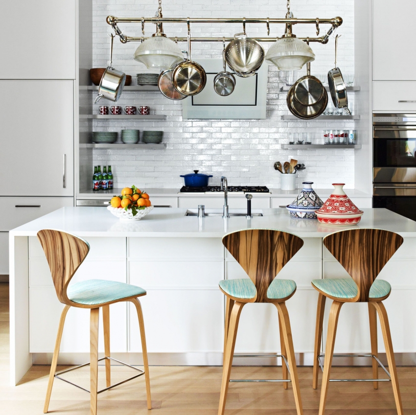 Допълнително място за съхранение в малка кухня може да се осигури чрез инсталиране на държач за тенджера и тиган над работната маса Допълнително място за съхранение в малка кухня може да се осигури чрез инсталиране на държач за тенджера и тиган над работната маса