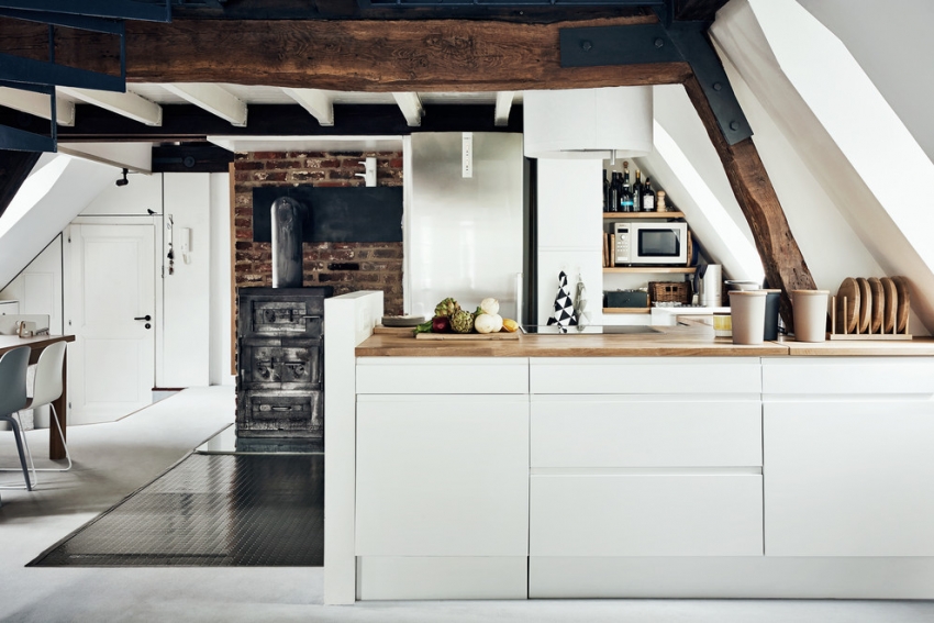 Пример за успешно разположение на малка кухня на тавана Пример за успешно разположение на малка кухня на тавана