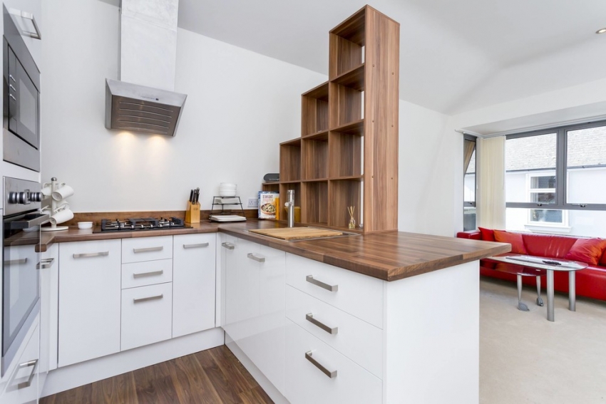 Пример за зониране на кухня в студио с помощта на рафтове Пример за зониране на кухня в студио с помощта на рафтове