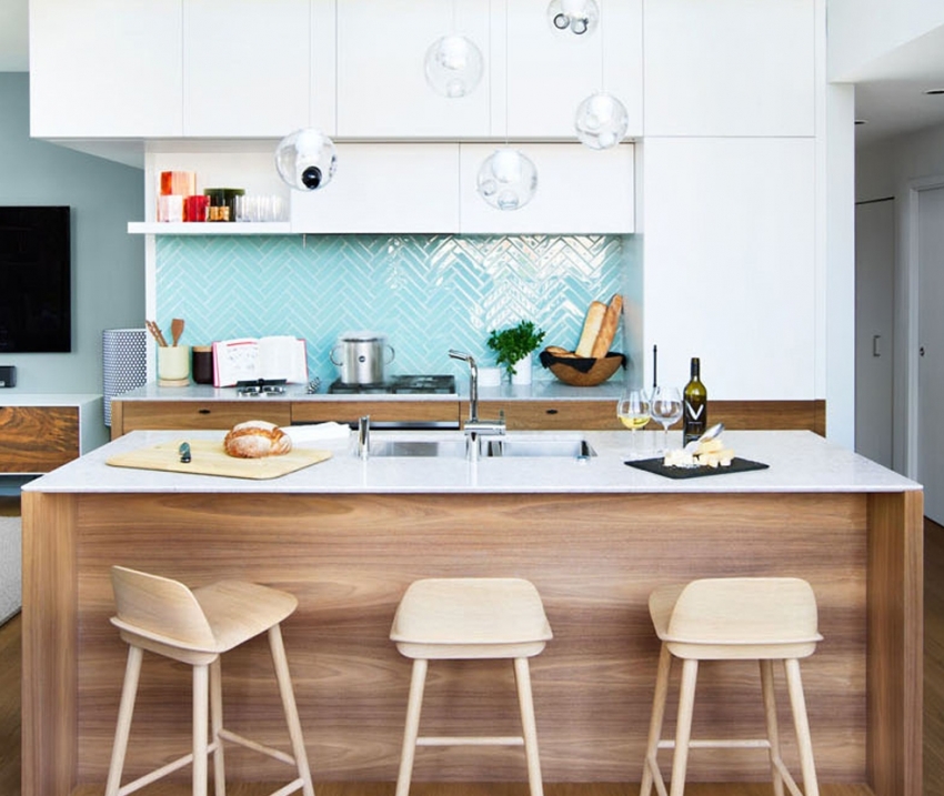 Лъскавите плочки имат свойства за изобразяване, така че кухненското пространство изглежда по-голямо Лъскавите плочки имат свойства за изобразяване, така че кухненското пространство изглежда по-голямо