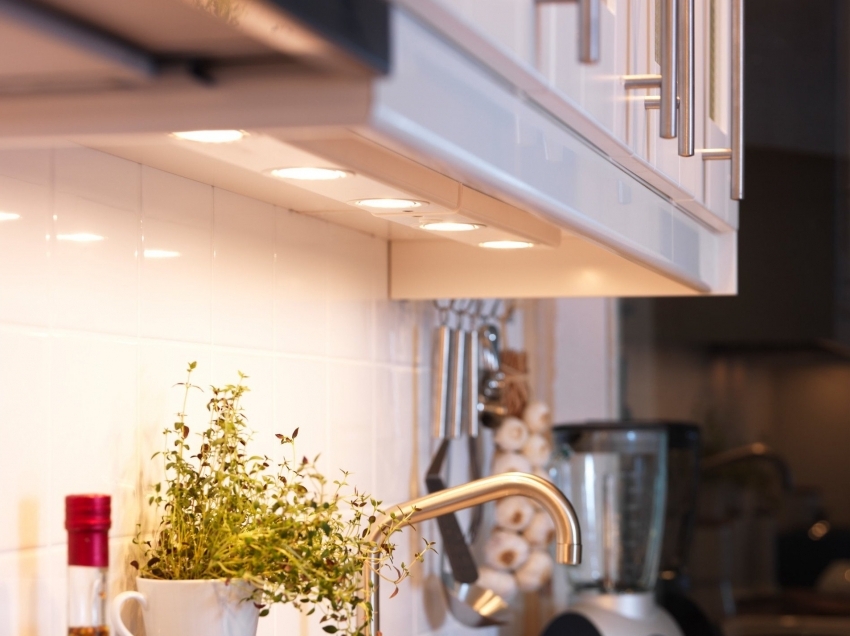 Когато избирате кухненски блок, трябва да обърнете внимание не на възможността за инсталиране на допълнително LED осветление под шкафовете Когато избирате кухненски блок, трябва да обърнете внимание не на възможността за инсталиране на допълнително LED осветление под шкафовете