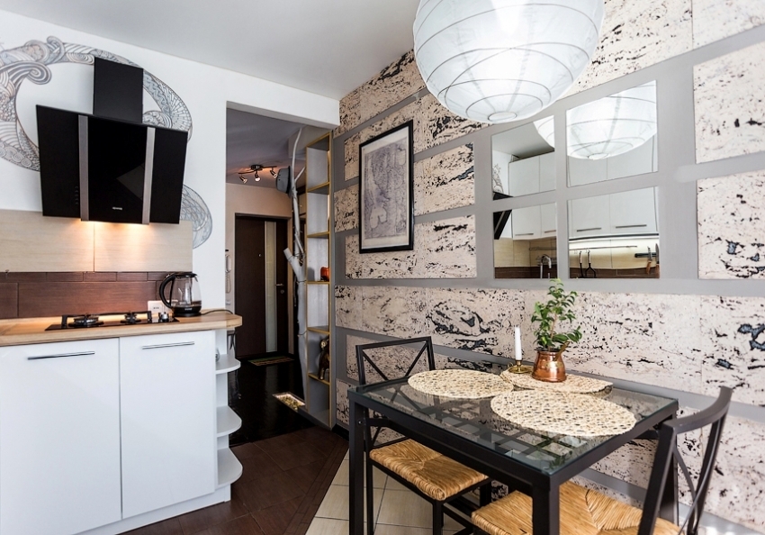 Използването на огледала и стъклени мебели визуално олекотява пространството на малка кухня в Хрушчов Използването на огледала и стъклени мебели визуално олекотява пространството на малка кухня в Хрушчов