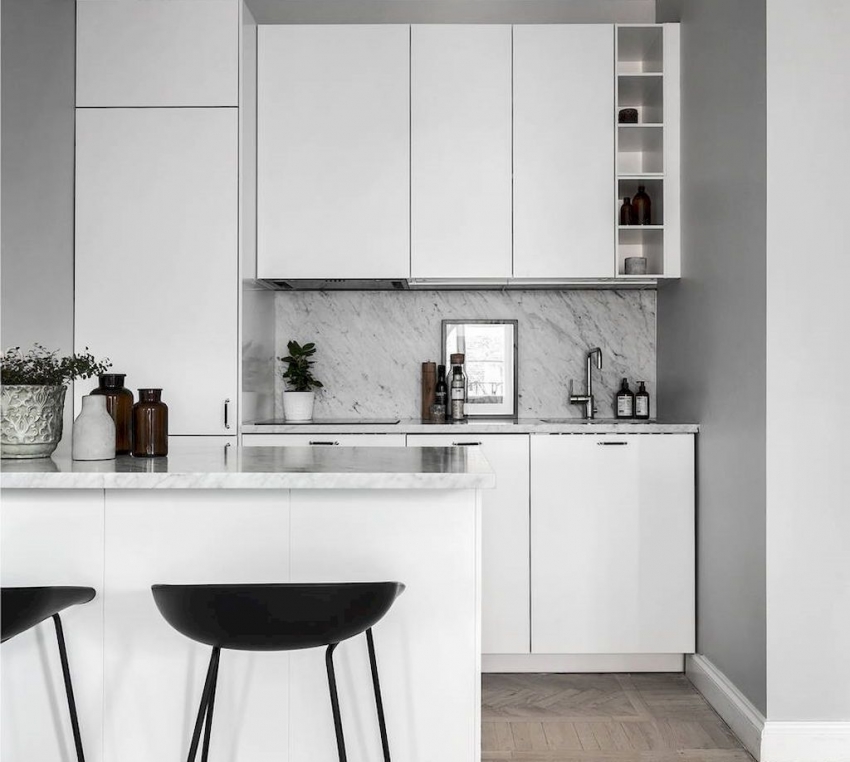 Високотехнологичната кухня предполага минимален брой цветни акценти и аксесоари Високотехнологичната кухня предполага минимален брой цветни акценти и аксесоари