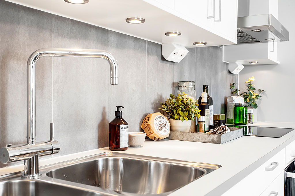 O uso de ladrilhos grandes para decorar um avental é aceitável apenas para uma grande cozinha O uso de ladrilhos grandes para decorar um avental é aceitável apenas para uma grande cozinha