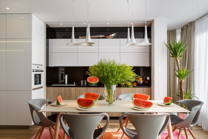 O backsplash de vidro pode ser instalado tanto em paredes perfeitamente planas quanto em paredes com falhas O backsplash de vidro pode ser instalado tanto em paredes perfeitamente planas quanto em paredes com falhas