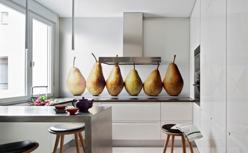 Frutas grandes em um avental de vidro ficam espetaculares em uma cozinha branca lacônica Frutas grandes em um avental de vidro ficam espetaculares em uma cozinha branca lacônica