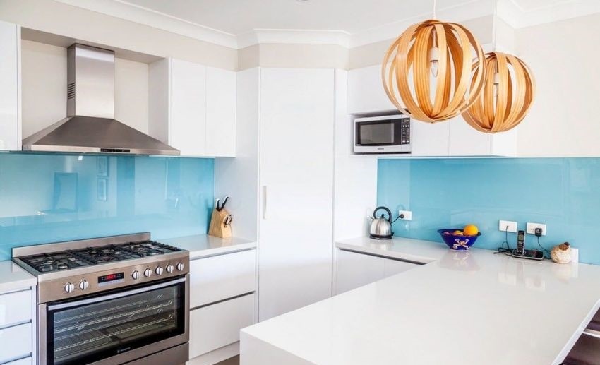 Lona colorida feita de vidro brilhante vai refrescar o interior da cozinha Lona colorida feita de vidro brilhante vai refrescar o interior da cozinha