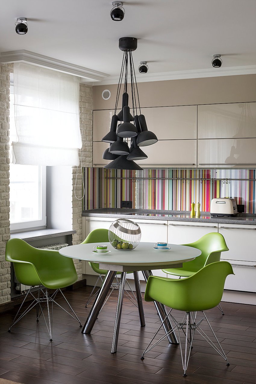 Listras coloridas em um avental de vidro se encaixam perfeitamente em um interior minimalista de cozinha Listras coloridas em um avental de vidro se encaixam perfeitamente em um interior minimalista de cozinha