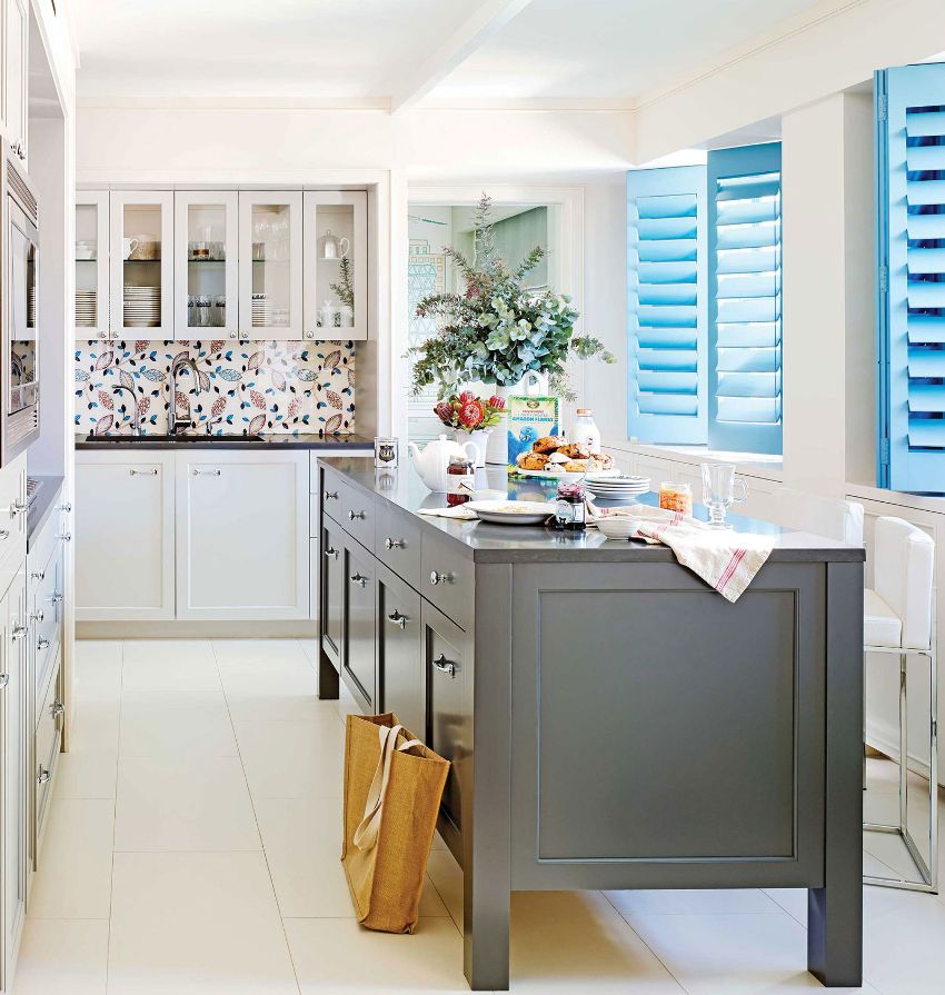 O processo de instalação dos painéis de vidro é bastante simples e não exige muito tempo de um artesão experiente. O processo de instalação dos painéis de vidro é bastante simples e não exige muito tempo de um artesão experiente.