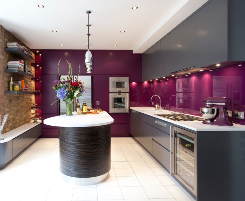 Muitas vezes, o papel de parede ou as paredes pintadas são cobertas com vidro para não sobrecarregar o interior da cozinha com superfícies diferentes. Muitas vezes, o papel de parede ou as paredes pintadas são cobertas com vidro para não sobrecarregar o interior da cozinha com superfícies diferentes.