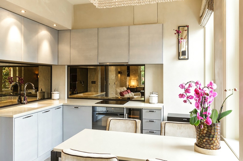 Um avental de espelho é ideal para o interior de uma pequena cozinha: ao refletir objetos, é capaz de ampliar visualmente o espaço da sala Um avental de espelho é ideal para o interior de uma pequena cozinha: ao refletir objetos, é capaz de ampliar visualmente o espaço da sala