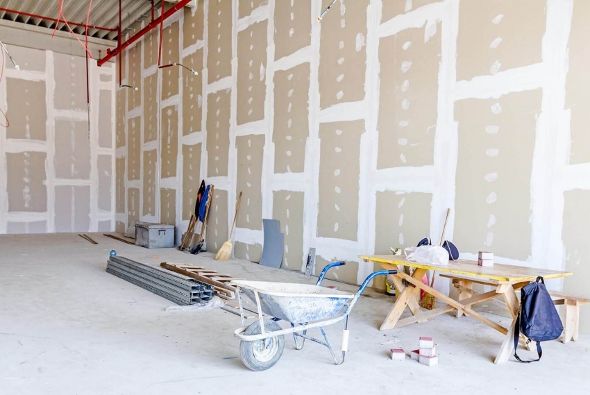 Na steny sa dajú použiť hrubšie sadrokartónové dosky, ale na strop sa zvyčajne používajú listy 9,5 mm, aby sa znížila hmotnosť stropnej konštrukcie Na steny sa dajú použiť hrubšie sadrokartónové dosky, ale na strop sa zvyčajne používajú listy 9,5 mm, aby sa znížila hmotnosť stropnej konštrukcie