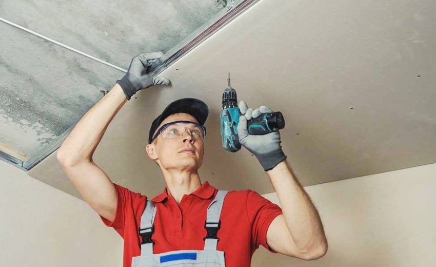 Inštalácia stropného sadrokartónu sa vykonáva pomocou samorezných skrutiek a skrutkovača Inštalácia stropného sadrokartónu sa vykonáva pomocou samorezných skrutiek a skrutkovača