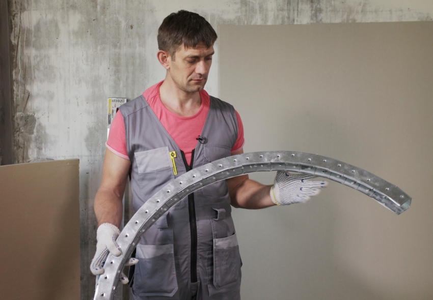 Oblúkové profily majú zakrivený tvar, vďaka čomu sa vytvorí rovnomerná krivka oblúka Oblúkové profily majú zakrivený tvar, vďaka čomu sa vytvorí rovnomerná krivka oblúka