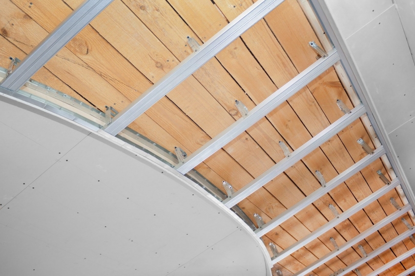 Vodiaci profil sa používa na inštaláciu vertikálneho stĺpika na upevnenie sadrokartónových listov Vodiaci profil sa používa na inštaláciu vertikálneho stĺpika na upevnenie sadrokartónových listov