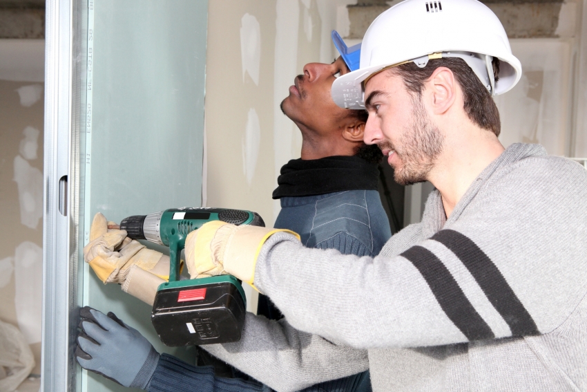 Pomocou sádrokartónových profilov môžete ľahko zmeniť geometriu miestnosti namontovaním stien, oblúkov alebo iných konštrukcií Pomocou sádrokartónových profilov môžete ľahko zmeniť geometriu miestnosti namontovaním stien, oblúkov alebo iných konštrukcií