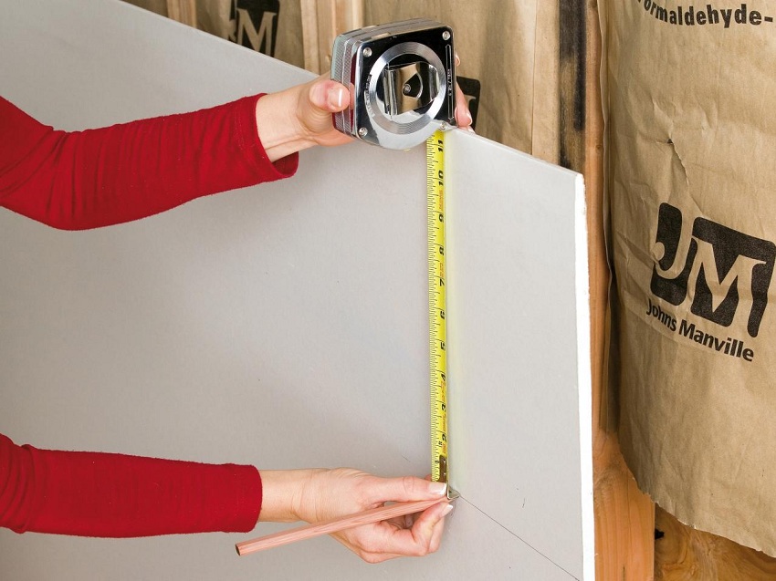 Rozloženie sadrokartónového plechu pre budúci krb Rozloženie sadrokartónového plechu pre budúci krb