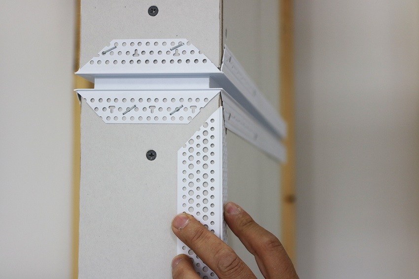 Základňa krbu zo sadrokartónu je vyrobená z kovových profilov rôznych typov Základom krbu zo sadrokartónu sú kovové profily rôznych typov