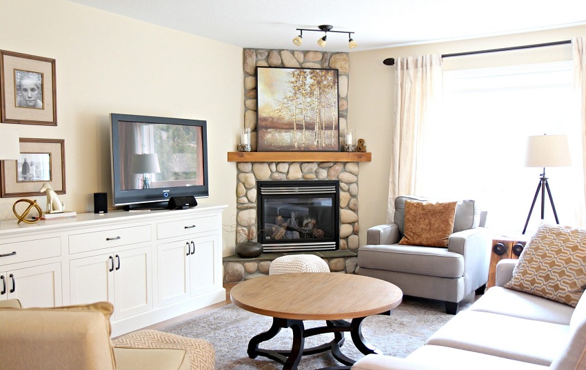 Rohový krb s dlaždicami kamenného vzhľadu Rohový krb s dlaždicami kamenného vzhľadu