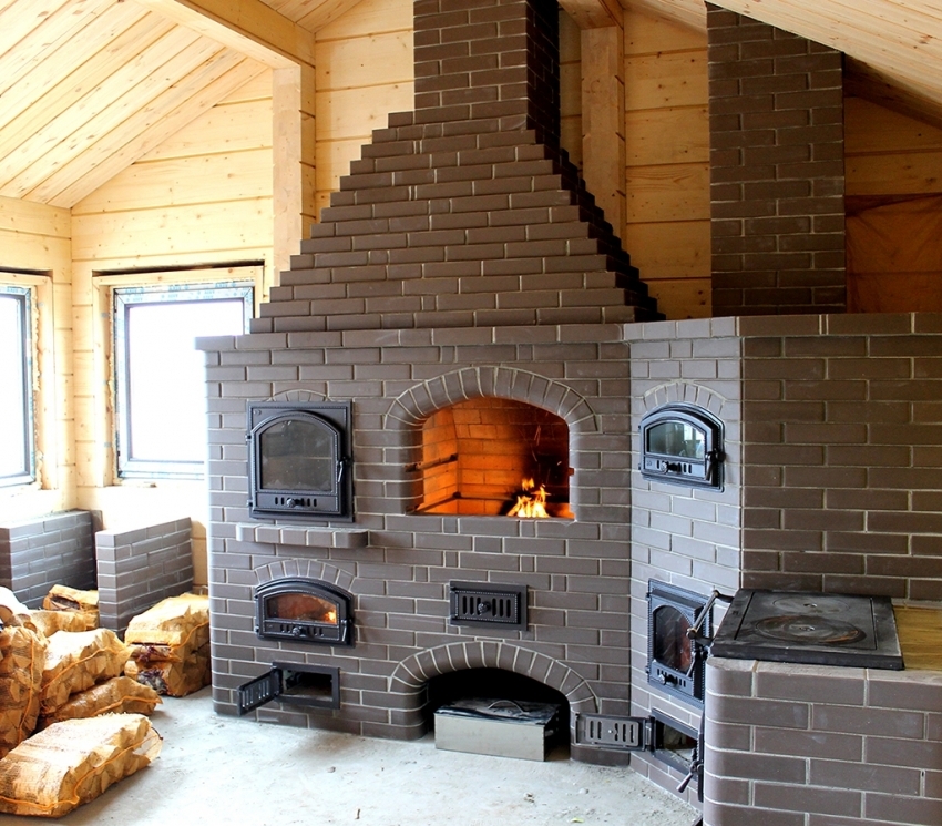 Para sa pagtatayo ng fireplace, isang espesyal na brick na matigas ang ulo ay ginagamit Para sa pagtatayo ng fireplace, isang espesyal na brick na matigas ang ulo ay ginagamit