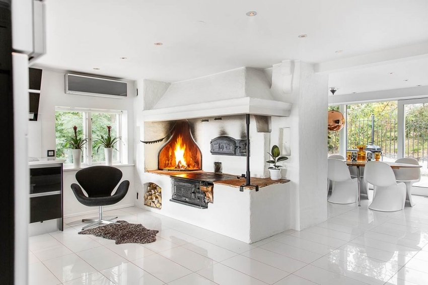 Ang pag-install ng kalan ng fireplace ay nangangailangan ng sapat na libreng puwang, kaya inirerekumenda na gamitin lamang ito para sa mga malalaking silid o studio Ang pag-install ng kalan ng fireplace ay nangangailangan ng sapat na libreng puwang, kaya inirerekumenda na gamitin lamang ito para sa mga malalaking silid o studio