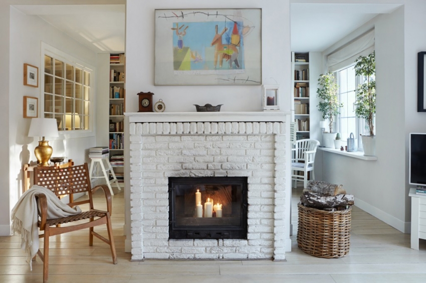 Upang palamutihan ang isang maling pugon, maaari mong gamitin ang panggagaya ng brickwork Upang palamutihan ang isang maling pugon, maaari mong gamitin ang panggagaya ng brickwork