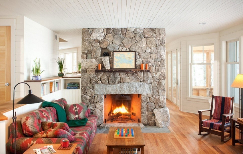 Para sa dekorasyon ng isang fireplace, madalas na ginagamit ang artipisyal na bato, na hindi nagdadala ng isang malaking pagkarga sa dingding, taliwas sa natural Para sa dekorasyon ng isang fireplace, madalas na ginagamit ang artipisyal na bato, na hindi nagdadala ng isang malaking pagkarga sa dingding, taliwas sa natural