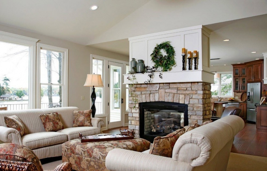 Halimbawa ng pag-install ng isang tradisyunal na fireplace sa isang haligi na may artipisyal na trim na bato Halimbawa ng pag-install ng isang tradisyunal na fireplace sa isang haligi na may artipisyal na trim na bato