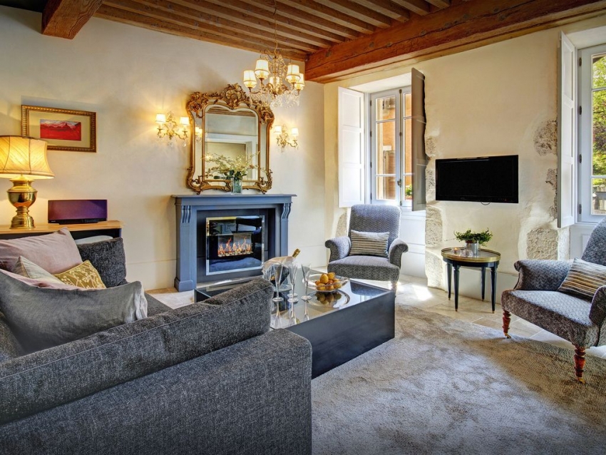 Sa modernong merkado mayroong mga fireplace sa iba't ibang pandekorasyon na disenyo, upang mapili mo ang pinakaangkop na modelo para sa panloob na dekorasyon sa iba't ibang mga estilo Sa modernong merkado mayroong mga fireplace sa iba't ibang pandekorasyon na disenyo, upang mapili mo ang pinakaangkop na modelo para sa panloob na dekorasyon sa iba't ibang mga estilo