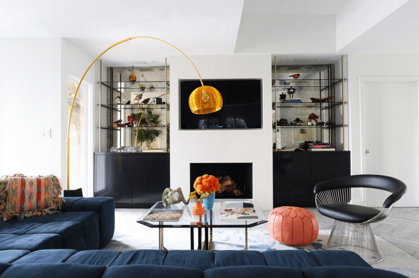 Ang isang halimbawa ng pinakatanyag na pagpipilian ay ang lokasyon ng isang fireplace ng plasterboard at isang TV sa sala Ang isang halimbawa ng pinakatanyag na pagpipilian ay ang lokasyon ng isang fireplace ng plasterboard at isang TV sa sala