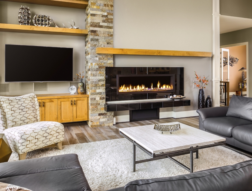 Ang fireplace, tulad ng TV, ay dapat na matingnan mula sa kahit saan sa sala, samakatuwid, ang mga elementong ito ay madalas na magkatabi na naka-install. Ang fireplace, tulad ng TV, ay dapat na matingnan mula sa kahit saan sa sala, samakatuwid, ang mga elementong ito ay madalas na magkatabi na naka-install.