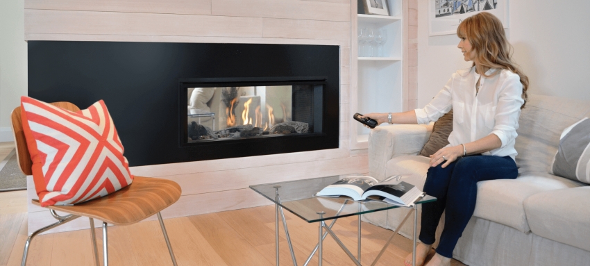 Ang disenyo ng dalawahang panig ng fireplace ay madalas na ginagamit para sa pag-install sa mga pagkahati sa pagitan ng mga silid Ang disenyo ng dalawahang panig ng fireplace ay madalas na ginagamit para sa pag-install sa mga pagkahati sa pagitan ng mga silid