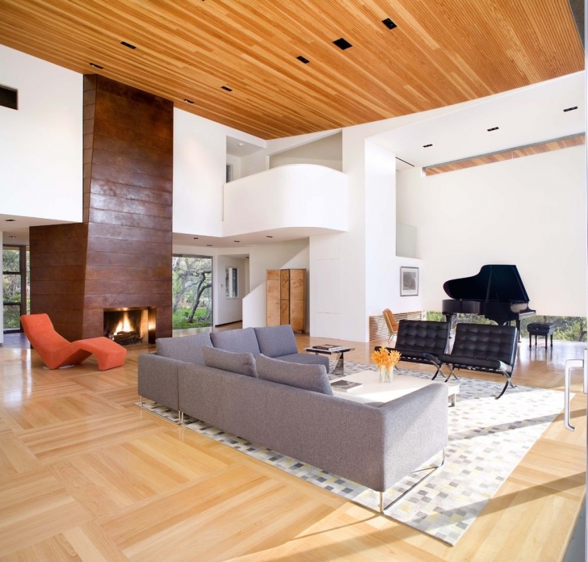 Upang palamutihan ang accent zone ng fireplace, maaari mong gamitin ang kahoy na naka-kulay sa nais na magkakaibang lilim Upang palamutihan ang accent zone ng fireplace, maaari mong gamitin ang kahoy na naka-kulay sa nais na magkakaibang lilim