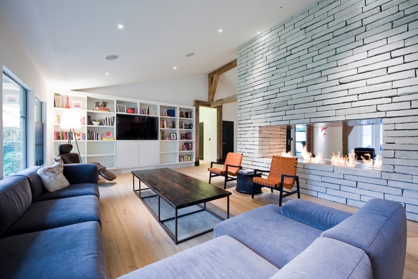 Ang double-sided fireplace ay maaaring magamit bilang isang pandekorasyon na elemento ng pagkahati sa pagitan ng mga silid Ang double-sided fireplace ay maaaring magamit bilang isang pandekorasyon na elemento ng pagkahati sa pagitan ng mga silid