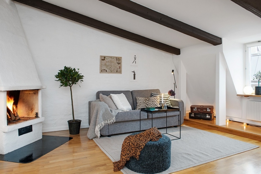 Isang halimbawa ng isang fireplace na nasusunog ng kahoy sa isang sala sa isang istilong Scandinavian Isang halimbawa ng isang fireplace na nasusunog ng kahoy sa isang sala sa isang istilong Scandinavian