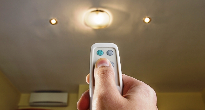 Candelabrele cu telecomandă produc o lumină plăcută ochilor, care poate fi controlată cu ușurință de oriunde din cameră Candelabrele cu telecomandă produc o lumină plăcută ochilor, care poate fi controlată cu ușurință de oriunde din cameră