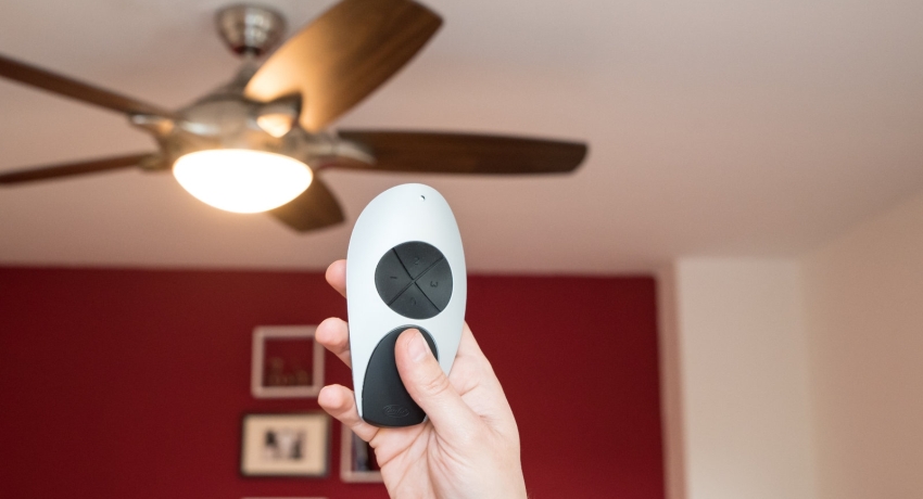 Principalul avantaj al unui candelabru de tavan cu telecomandă este capacitatea de a regla nivelul de iluminare folosind o telecomandă Candelabre cu panou de control: reguli pentru selectarea, instalarea și repararea structurilor