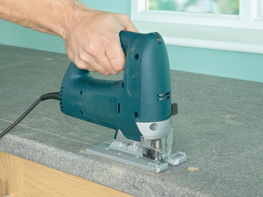 ניסור חור לכיור לאורך הקווים המסומנים ניסור חור לכיור לאורך הקווים המסומנים