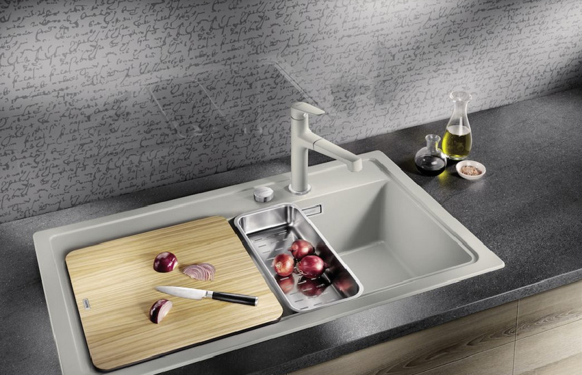 מוצרים מסוימים עשויים להשאיר כתמים על פני הכיור שיש להסירם מיד. מוצרים מסוימים עשויים להשאיר כתמים על פני הכיור שיש להסירם מיד.