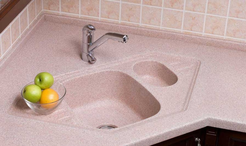 כיור פינתי מאבן מלאכותית, מעוצב יחד עם משטח העבודה כיור פינתי מאבן מלאכותית, מעוצב יחד עם משטח העבודה