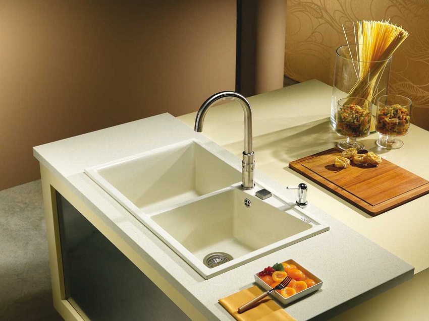 כיור האבן המשובץ ממוקם מעל מפלס השיש כיור האבן המשובץ ממוקם מעל מפלס השיש