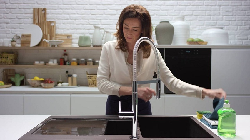 ניקוי כיור אבן עם חומר ניקוי רגיל ניקוי כיור אבן עם חומר ניקוי רגיל