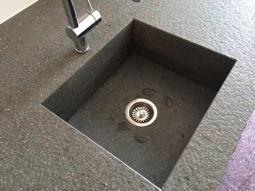 לאחר הכביסה יש לנגב את כיור האבן כדי שלא תישאר בו לחות. לאחר הכביסה יש לנגב את כיור האבן כדי שלא תישאר בו לחות.