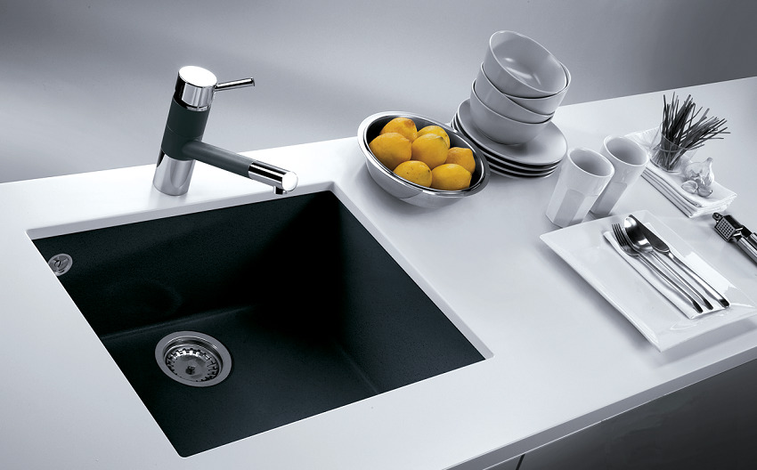 ניתן להשיג ניקיון מושלם של כיור אבן באמצעות תרופות ביתיות, כגון מיץ לימון. ניתן להשיג ניקיון מושלם של כיור אבן באמצעות תרופות ביתיות, כגון מיץ לימון.