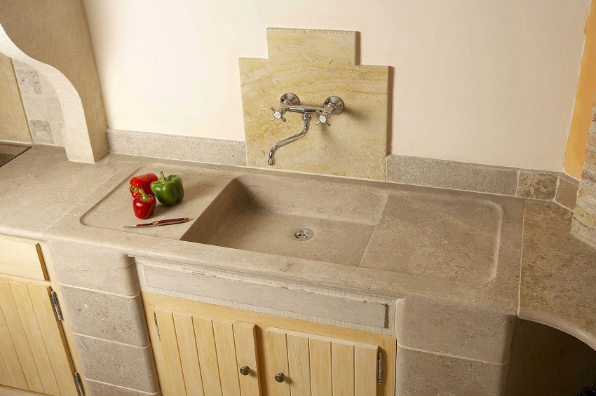 הכיור היצוק נראה כמו מבנה מונוליטי ואין לו תפרים במקומות הרגילים לכיורים מובנים הכיור היצוק נראה כמו מבנה מונוליטי ואין לו תפרים במקומות הרגילים לכיורים מובנים