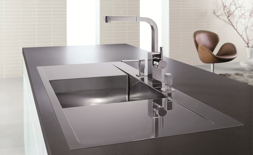 Den blanke overflaten på vasken er i perfekt harmoni med det høyteknologiske kjøkkenet Den blanke overflaten på vasken er i perfekt harmoni med det høyteknologiske kjøkkenet
