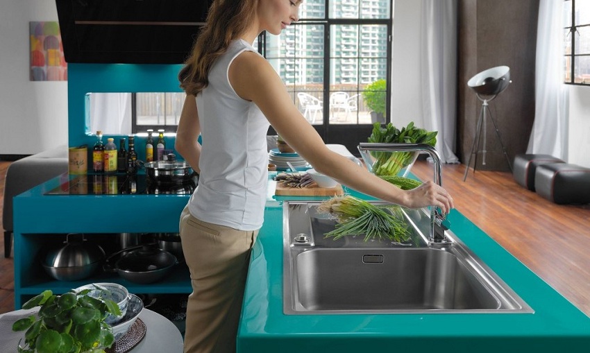 Rustfritt vask innfelt i en farget benkeplate Rustfritt vask innfelt i en farget benkeplate