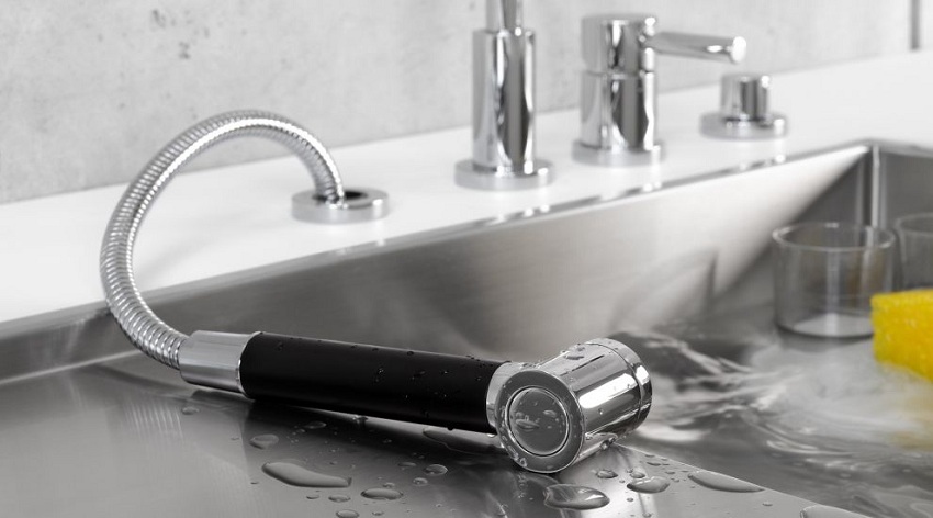 Overflaten på den rustfrie vasken forringes ikke fra varmt vann og vaskemidler Overflaten på den rustfrie vasken forringes ikke fra varmt vann og vaskemidler